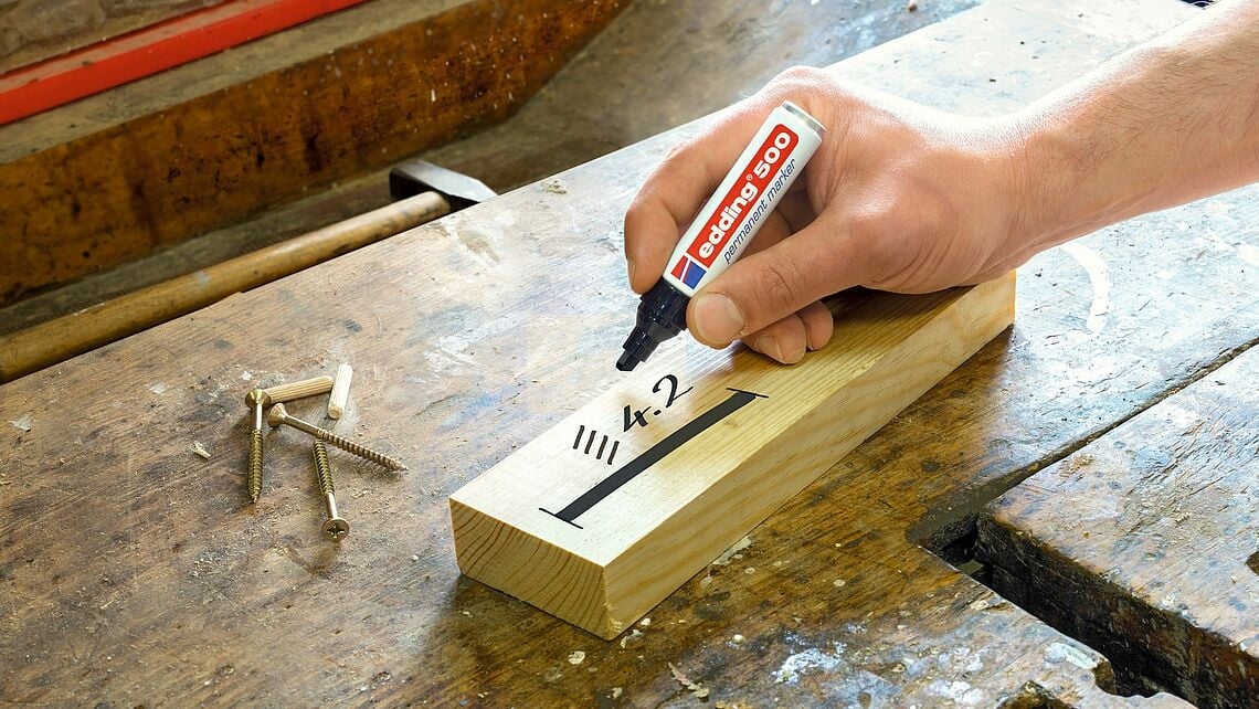 pics/Edding/500/edding-500-refillable-permanent-marker-with-chisel-nib-use-1.jpg