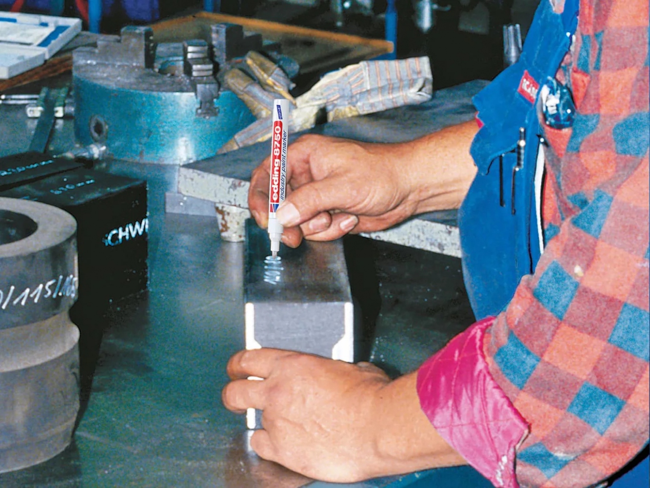 pics/Edding/8750/edding-8750-special-industry-permanent-marker-use3.jpg