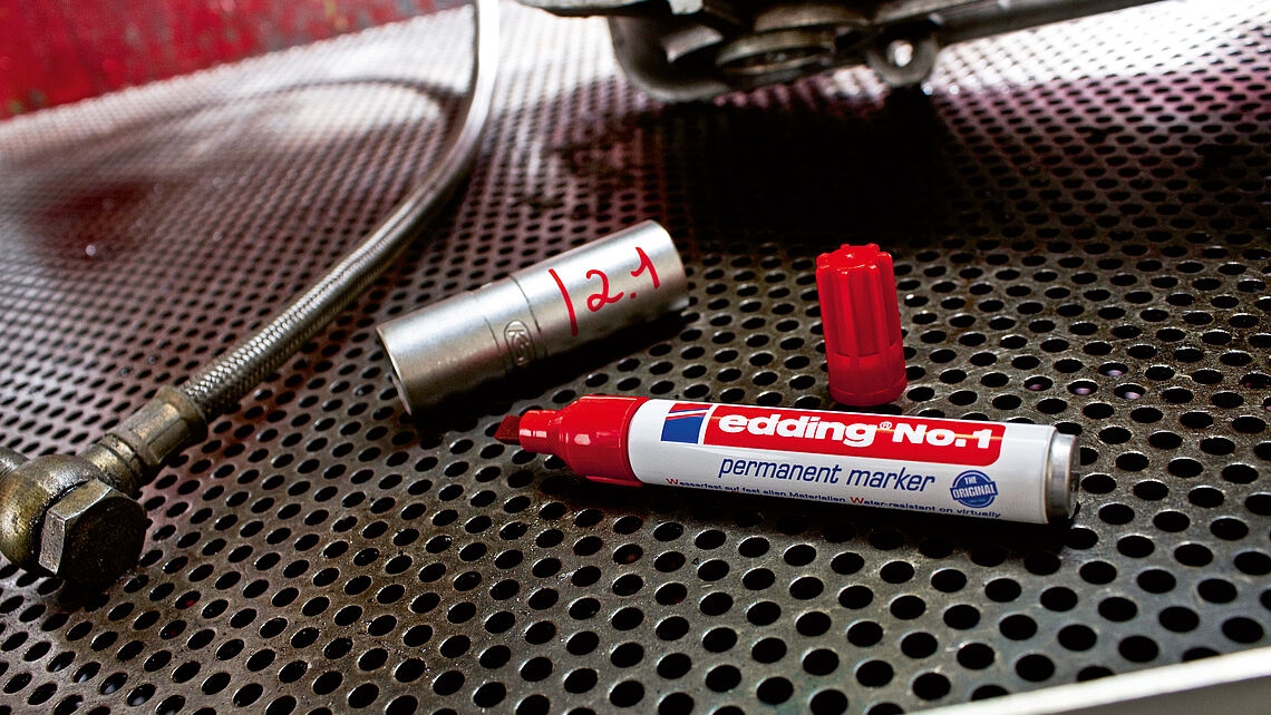 pics/Edding/No.1/edding-no-1-refillable-permanent-marker-with-chisel-nib-use-1.jpg