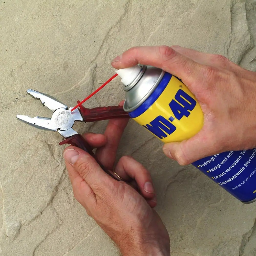 pics/WD40/wd-40-multifunktionsprodukt-classic-spray-use2.jpg