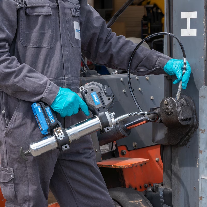 pics/skf/TLGB21/skf-tlgb-21-hochdruck-akku-fettpresse-230v-anwendung.jpg